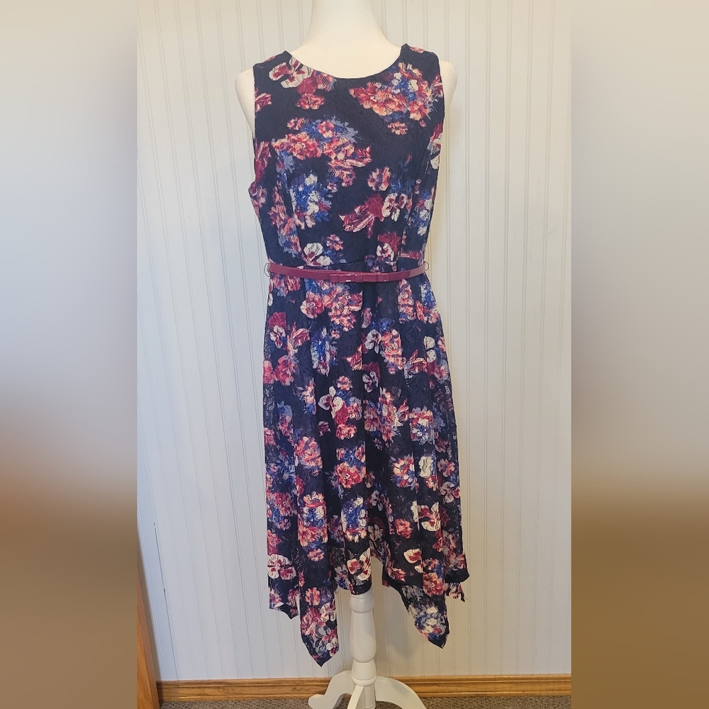 Elle's lace floral pattern dress with belt. Size lg nwt